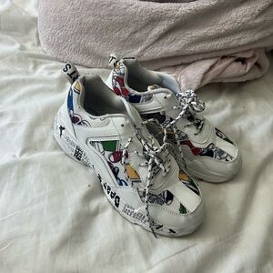 Size 6 women’s tennis shoes (brand new) never worn.